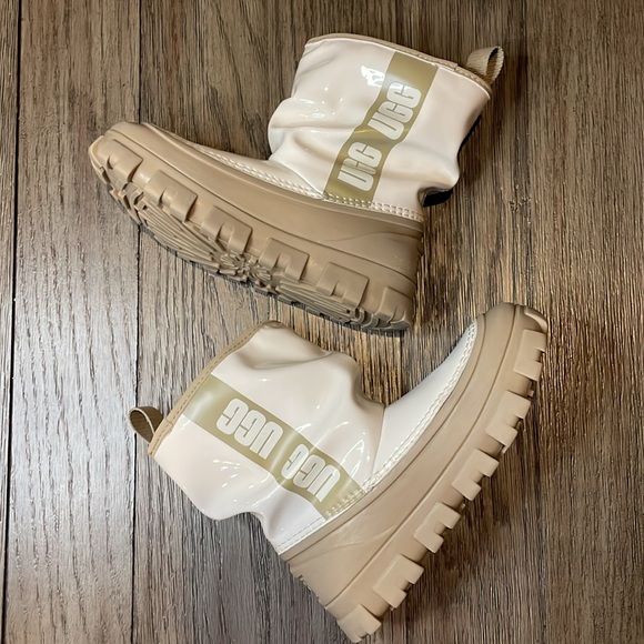 New Uggs Classic Brellah Mini cream and tan kids size 13 - Picture 6 of 7